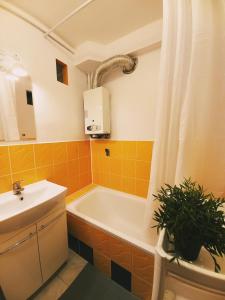比得哥什Tanie spanie na Grunwaldzkiej - ZAMELDOWANIE BEZOBSŁUGOWE-的带浴缸和盥洗盆的浴室