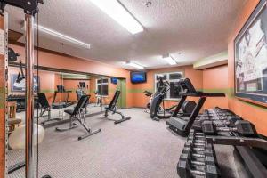 坎莫尔Lux 2BR 5BD Suite Mountain view!的健身室配有跑步机和健身器材