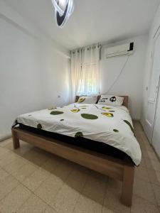 海法3-х комнатная квартира у моря в Хайфе的卧室配有带白色棉被的床
