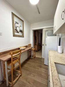 海法3-х комнатная квартира у моря в Хайфе的厨房配有木桌和冰箱。