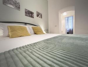 斯培西亚Affittacamere Everest的卧室配有一张带黄色枕头的大型白色床。