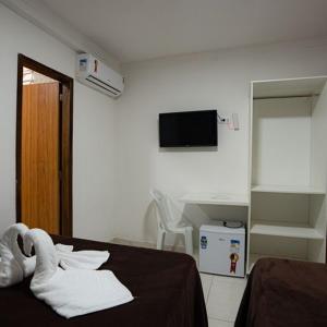 马拉戈日Pousada Villa Costeira的一间卧室配有带毛巾的床