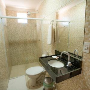 马拉戈日Pousada Villa Costeira的一间带水槽、卫生间和淋浴的浴室