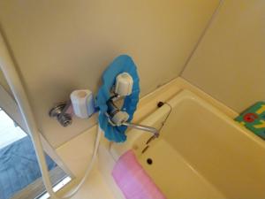 上富良野町メゾンドヴィラ的带淋浴和浴缸的浴室