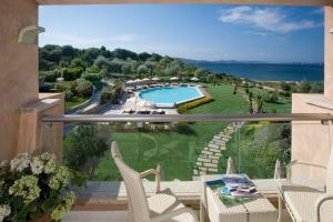 巴哈撒丁岛乐比安卡豪华度假酒店的阳台享有游泳池和海洋的景致。