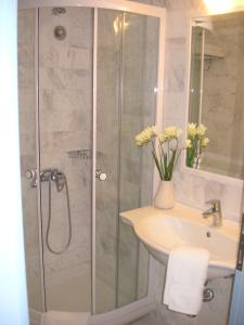 萨索斯达娜厄酒店 的带淋浴和盥洗盆的浴室