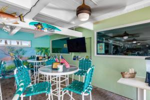 基克罗尼海滩Coastal Charm Hideaway的一间配备有蓝色椅子和桌子的用餐室