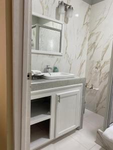 尼格瑞尔Runthings Hideaway Stay Negril的白色的浴室设有水槽和镜子