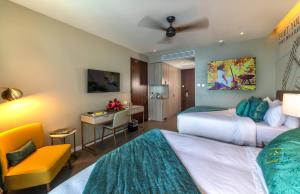 罗索杨堡酒店的酒店客房配有两张床和一张书桌