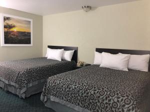 南太浩湖Elevation Lodge的酒店客房设有两张床,墙上挂着一张照片。