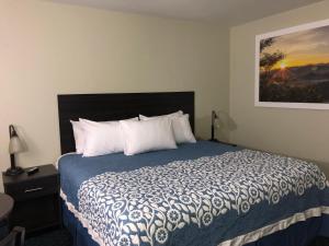 南太浩湖Elevation Lodge的一间卧室配有一张带蓝色和白色棉被的床