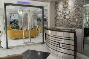 库斯科Samay Business Hotel and Departments的一间在房间里装有黄色沙发的商店