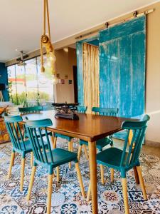 伊察La Turquesa的一间带木桌和蓝色椅子的用餐室