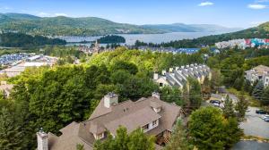 蒙特朗布朗Les Falaises Tremblant - Ski Inout Condo W2bdrs的享有小镇空中美景,设有房屋