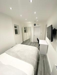 清福德London Studio的白色卧室配有床和书桌