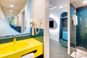 多特蒙德prizeotel Dortmund-City的浴室设有黄色水槽和镜子