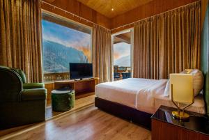 马拉里Palchan Hotel & Spa - A member of Radisson Individuals Retreats的酒店客房设有一张床和一个大窗户