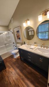 亚特兰大Wolf Creek Lodge的一间带水槽、浴缸和卫生间的浴室