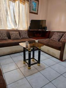 洛哈Acogedor departamento的客厅配有两张沙发和一张咖啡桌