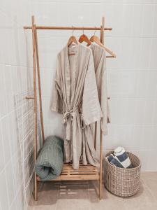 哈灵顿Harrington Guest Suite的浴室内带浴袍的毛巾架