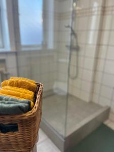 雷克雅未克Flóki by Guesthouse Reykjavík的带淋浴的浴室内的毛巾篮