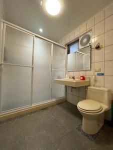 汐止Jeanette Home的浴室配有卫生间、淋浴和盥洗盆。