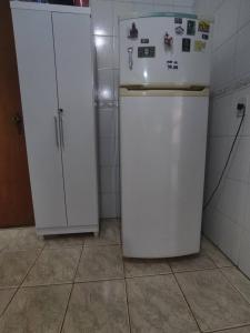 弗朗卡Quarto Privado的小厨房配有白色冰箱和橱柜