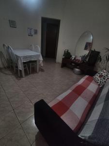 弗朗卡Quarto Privado的客厅配有床和桌子
