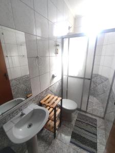 弗朗卡Quarto Privado的一间带水槽、卫生间和淋浴的浴室