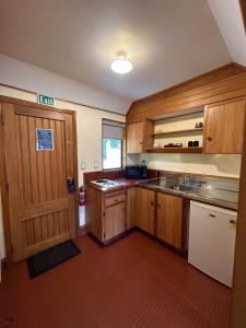 马斯特顿Masterton Motor Lodge的一个带木制橱柜和门的大厨房