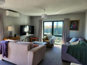 凯库拉Mountainview的客厅配有两张沙发和一台电视