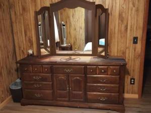 奇夫兰Sandie's Country Bed and Bath的木制梳妆台,上面有镜子
