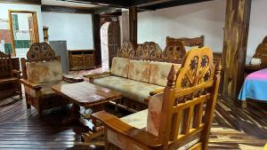 塔斯科·德·阿拉尔孔Hotel Colonial Taxco的客厅配有沙发、椅子和桌子