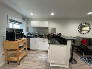夏洛茨维尔Sonsak - Unit 5的厨房配有白色橱柜和台面