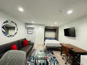 夏洛茨维尔Sonsak - Unit 5的客厅配有沙发和1张床