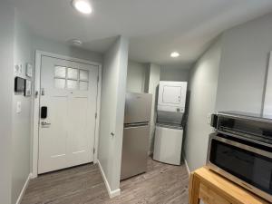 夏洛茨维尔Sonsak - Unit 5的一间带冰箱和门的小厨房