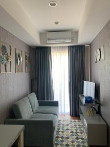 MandaiApartermen Skylouge Makassar的带沙发和电视的客厅