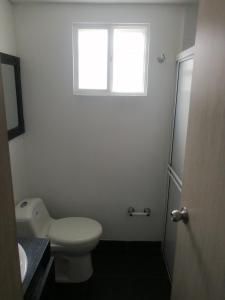 JamundíCasa la Alborada的白色的浴室设有卫生间和窗户。