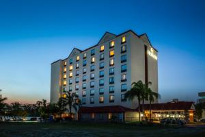 坦皮科费斯特旅馆－坦皮科的一座酒店大楼,前方有棕榈树