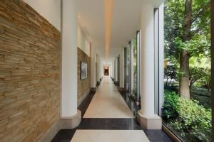 上海上海东锦江希尔顿逸林酒店（入住赠送欢迎曲奇）的带有石墙的建筑走廊