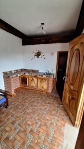 塔斯科·德·阿拉尔孔Hotel Colonial Taxco的一间设有砖地板和木门的房间