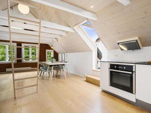 斯塔万格Charming Rooftop Apartment in Heart of Stavanger的厨房配有炉灶和桌椅
