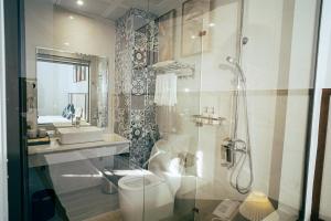 宁平Milan Hotel Ninh Bình的带淋浴和盥洗盆的浴室