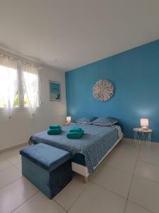 圣罗斯Ti kaz an NOU **的蓝色的卧室,配有床和蓝色的墙壁