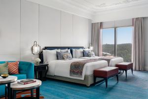 澳门Grand Lisboa Palace Macau的一间卧室配有一张大床和蓝色地毯。