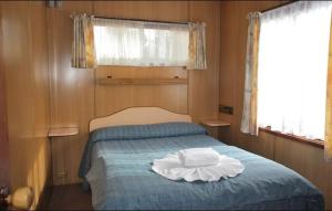 FyshwickSouthside Village的一间卧室配有一张蓝色的床,上面有白色枕头