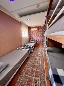InJoy hostel客房内的一张或多张双层床