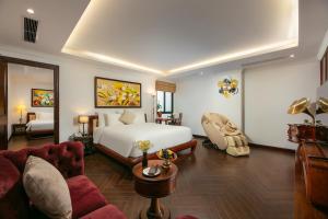 河内HÔTEL De SOURIANT Premium Hanoi的酒店客房,配有床和沙发