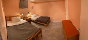 布兰普顿Fresh Private Apartment Lower level- 2 beds的一间小房间,设有两张床和走廊