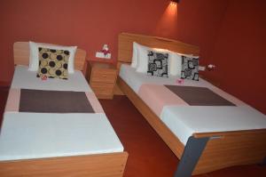 蒂瑟默哈拉默Amazon Cabanas的小型客房配有两张床,